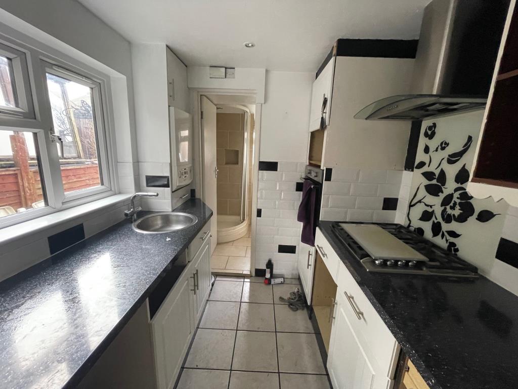 Lot: 20 - MID-TERRACE HOUSE FOR IMPROVEMENT - Kitchen